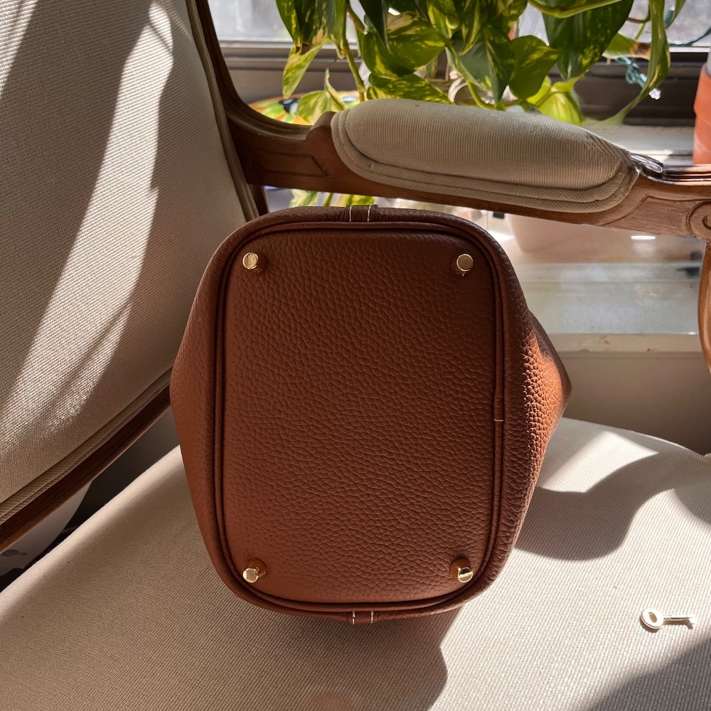 Fashion Fun Tan Leather Bucket Bag with Gold Tone  Lock and Key - Picture 7 of 13